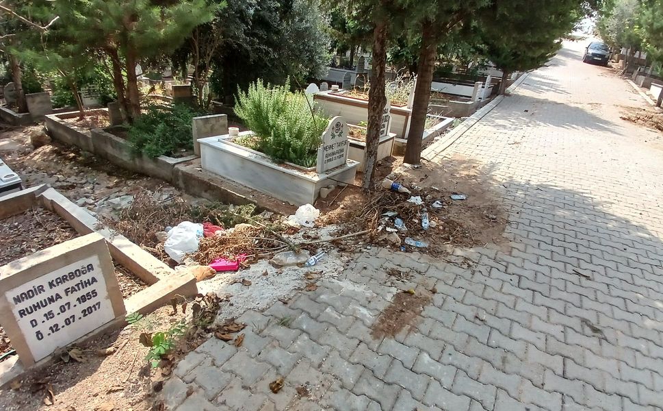 Adana Buruk Mezarlığı’nda Çöp İsyanı: Vatandaşlar Acil Çözüm Bekliyor