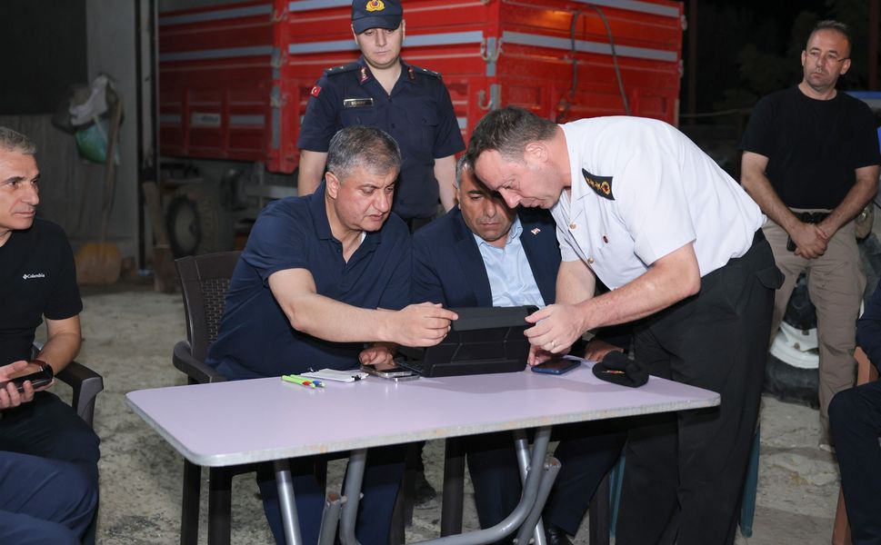 Vali Yavuz Yangın Bölgesinde! Kozan'daki Alevler İki İlçeye İlerliyor