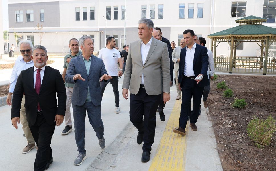 Adana’da Üniversitelilere 1.000 Kişilik Yeni Yurt! Vali Yavuz İncelemelerde Bulundu