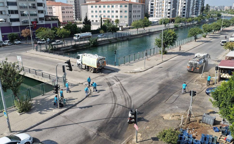 Adana’da Temizlik Seferberliği: Ekipler Kıyıboyu Caddesi’nde Sahaya İndi