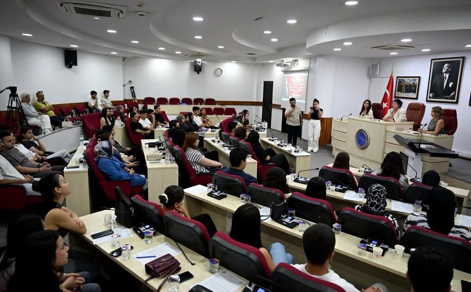 Seyhan Belediyesi’nden Gençlere Eğitim Desteği: Üniversite Başarısını Birlikte Kutladılar