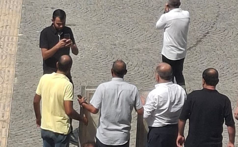 Yüreğir Belediyesi’nde Önünde Dikkat Çeken Anlat: Erdoğan’ın Fotoğrafıyla Hatıra Karesi Çekildiler