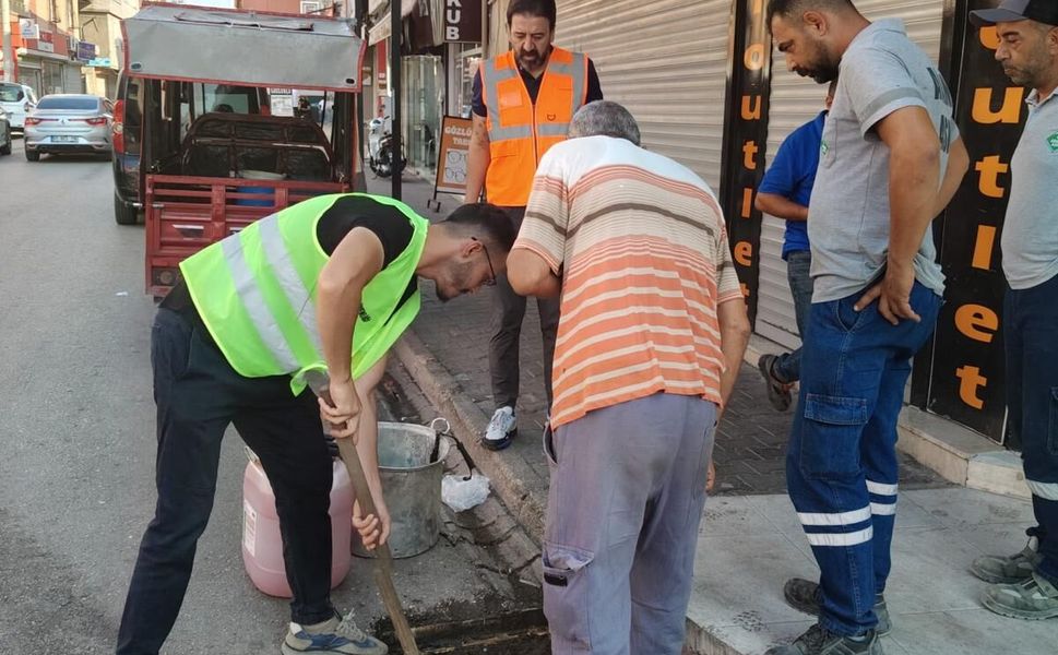 ASKİ'den  Şakirpaşa Onur Caddesi’nde Kapsamlı Temizlik Çalışması
