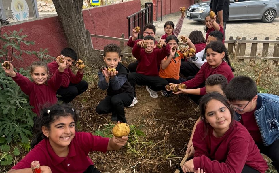 Okul Bahçesinde Yetiştirdiler, Geleneksel Lezzete Dönüştürdüler