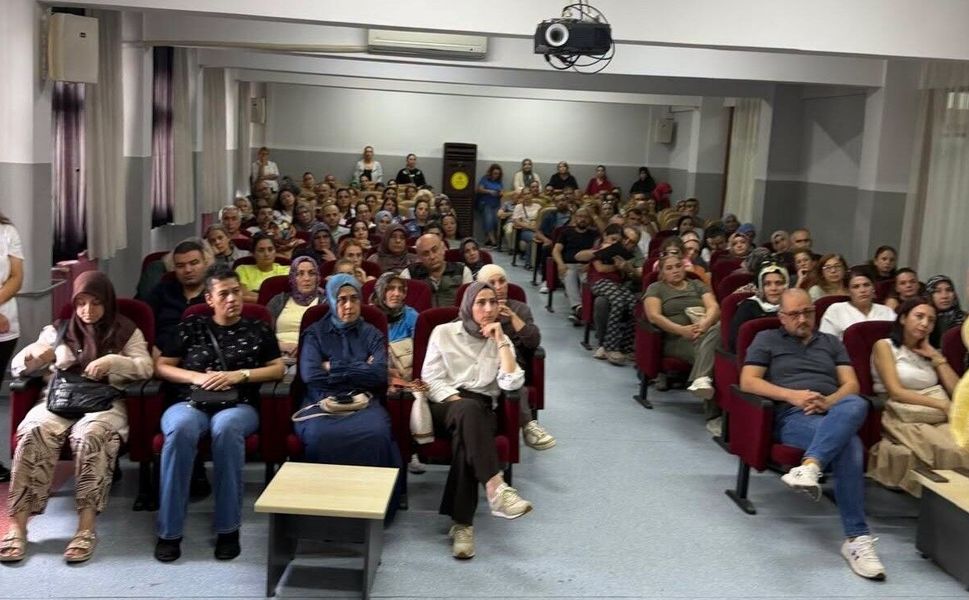 Adana’da Velilere Eğitim: Okul-Aile İlişkisi ve Bilinçli Medya Kullanımı Anlatıldı