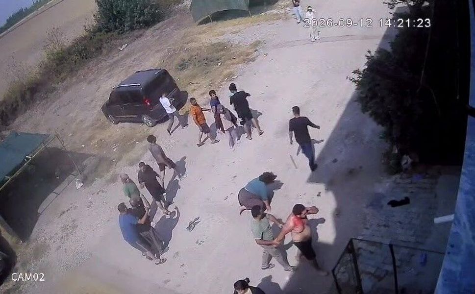 Adana’da Evlerinin Önünde Dehşeti Yaşadılar! Zincir Ve Keserlerle Saldırı
