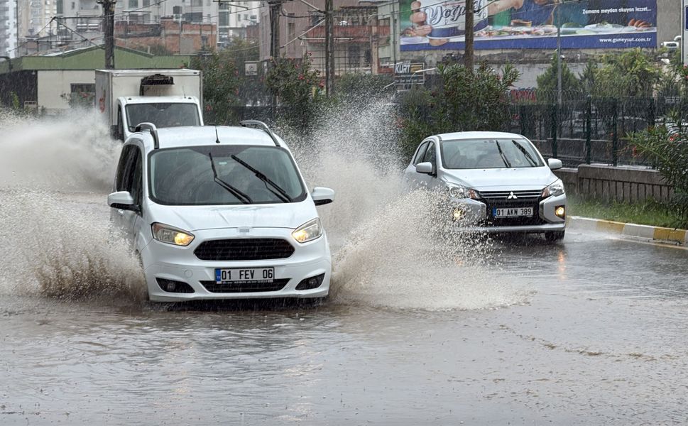 Adana’da Sağanak Hayatı Felç Etti! Sarıçam Ve Yüreğir’de Yollar Göle Döndü