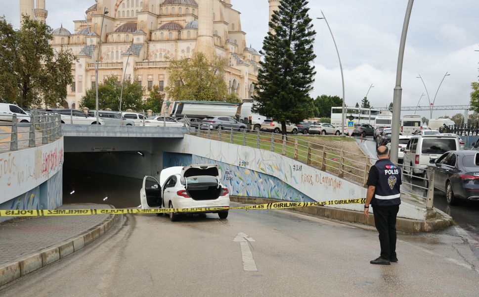 Adana’da Sağanak Hayatı Felç Etti! Otomobil Alt Geçitte Sulara Gömüldü