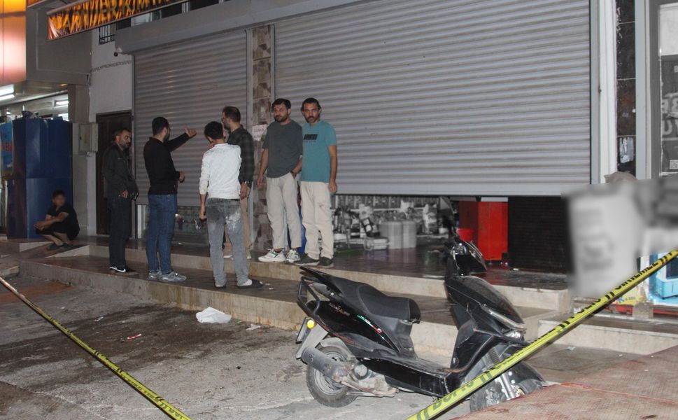 Adana’da İş Yerine Silahlı Saldırı! 16 Yaşındaki Çocuk Başından Vuruldu