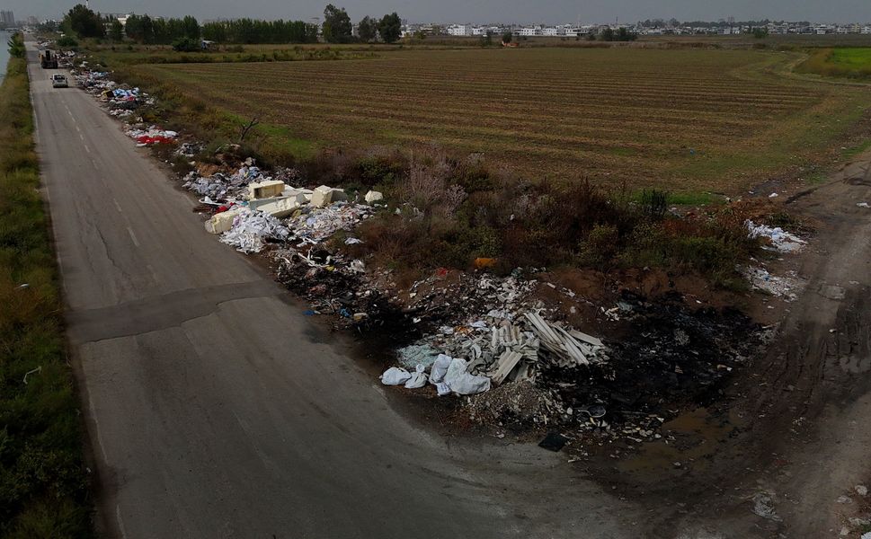 Adana’da Tarlaların Yanı Çöplüğe Döndü! Üreticiler İsyan Etti