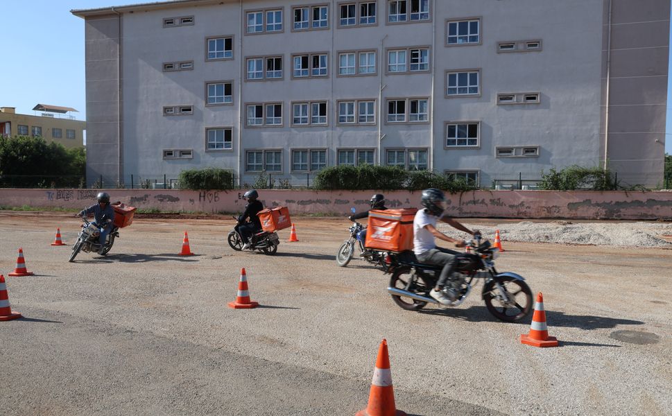 Kozan’da Kuryelere Hayati Uyarı: “Hiçbir Paket Canınızdan Önemli Değil”
