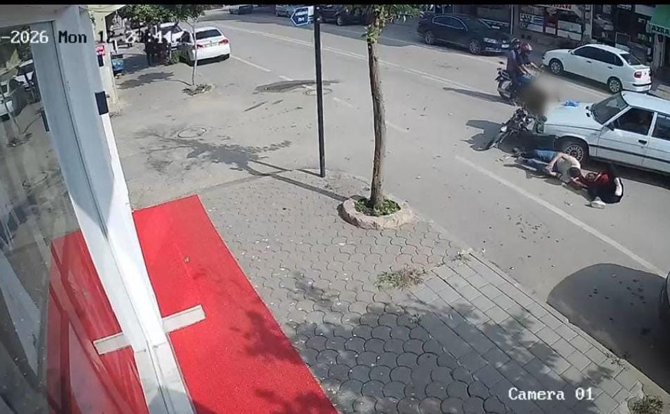 Kozan'da Feci Kaza Anı Kamerada! Motosikletli Karı-Koca Otomobille Çarpıştı