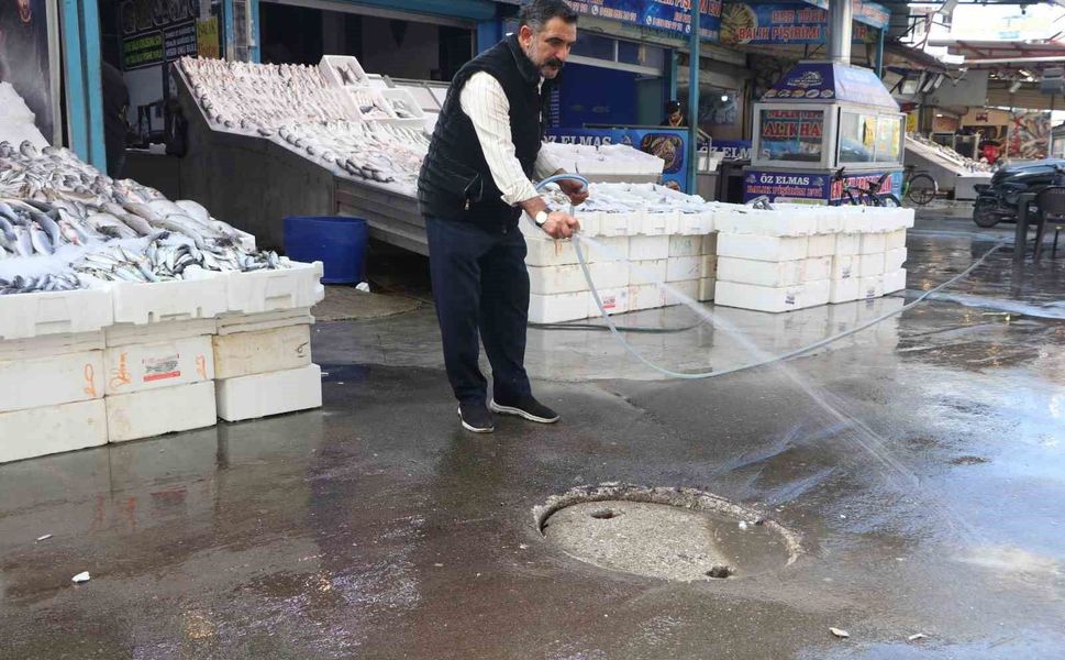 Adana Balıkçılar Pazarı’nda Kanalizasyon Krizi! Esnaf Tıkanıklığı Kendi İmkânlarıyla Açtı