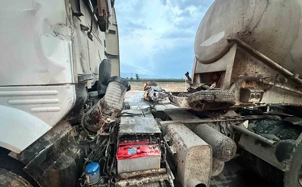 Adana’da Akılalmaz Kaza! Otomobil Tırın Arasından Geçip Alev Aldı