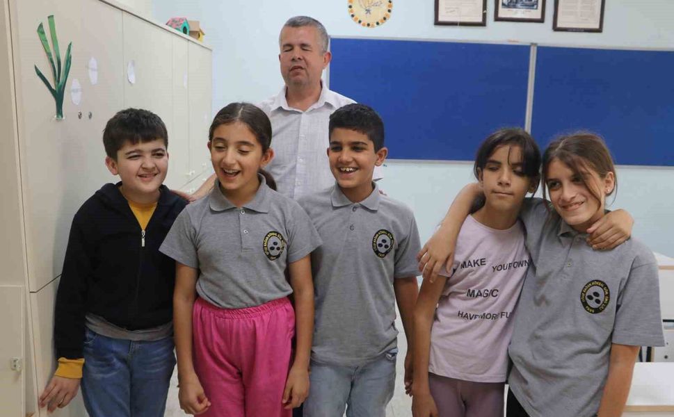 Adana’da Görme Engelli Öğretmenden Öğrencilerine İlham Veren Eğitim