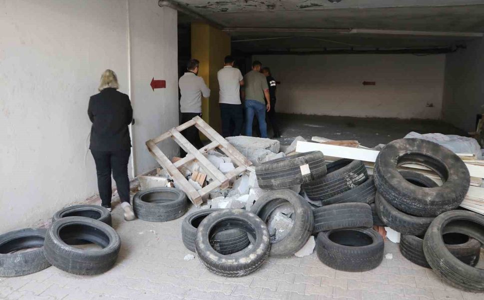 Adana’da Otopark Krizi! Molozlar Girişe Yığıldı, Araçlar İçeride Mahsur Kaldı