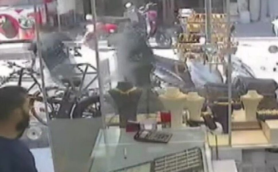 Adana’da Saniyeler İçinde Gerçekleşti! Kadının Çantasını Kapıp Kaçtılar