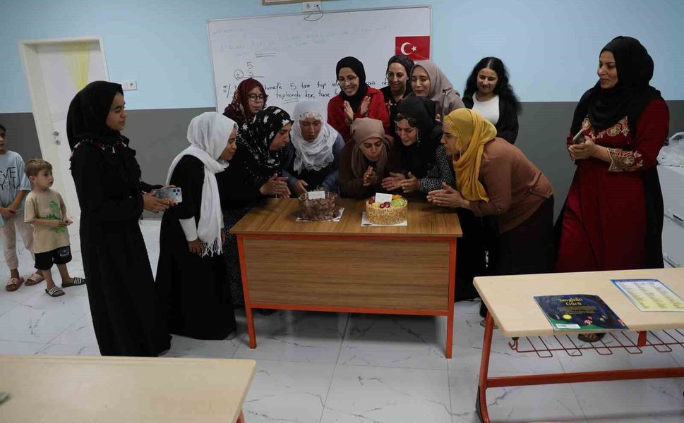 Adana'da Yarım Kalan Hayaller Gerçeğe Dönüştü: 18 Kadın Okuma-Yazma Öğrendi