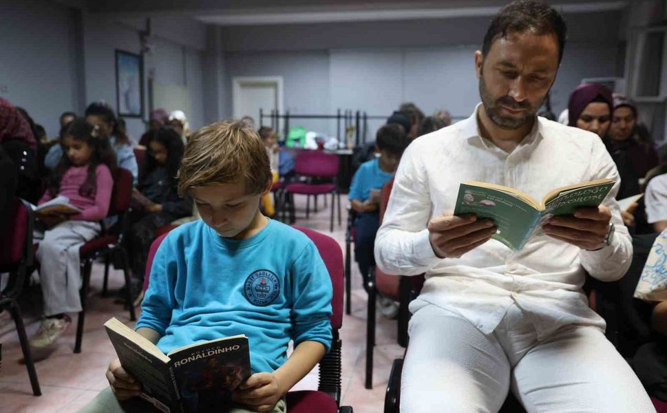 Kozan’da Örnek Etkinlik! Aileler Çocuklarıyla Ekranları Kapatıp Kitaplara Sarıldı