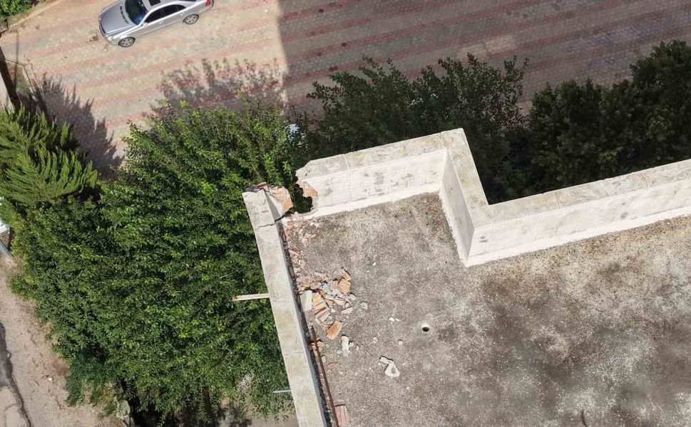 Yıldırımın Düştüğü An Çatıyı Parçaladı! O Anlar Dronla Görüntülendi
