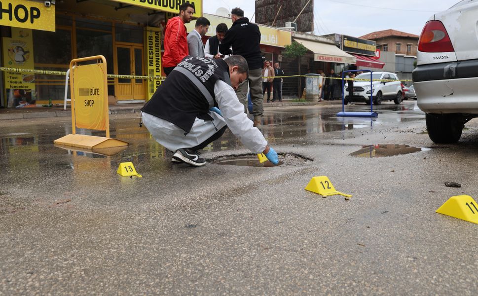 Adana’da Tekel Bayisine Silahlı Saldırı: Bir Şarjör Boşalttı, Geri Dönüp Yeniden Ateş Açtı