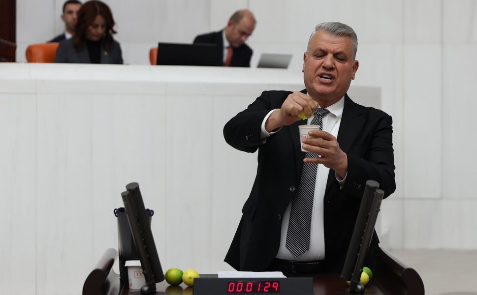YENİ Parti Milletvekili Ayhan Barut’tan Kürsüde Limonlu Protesto