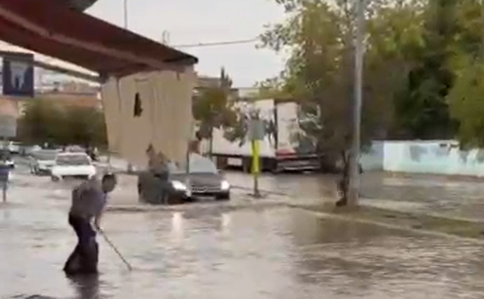 Vatandaş Çareyi Kendisi Buldu: Tıkanan Rögarları Elleriyle Açmaya Çalışıyor