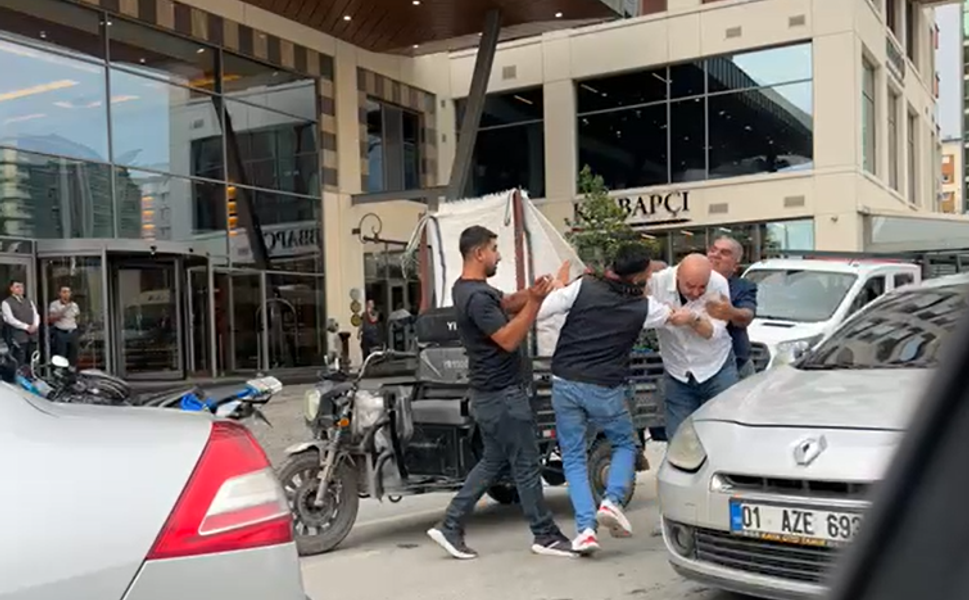 Trafikte Tekme Tokat Kavga! Seyhan’da İki Motosiklet Sürücüsü Birbirine Girdi
