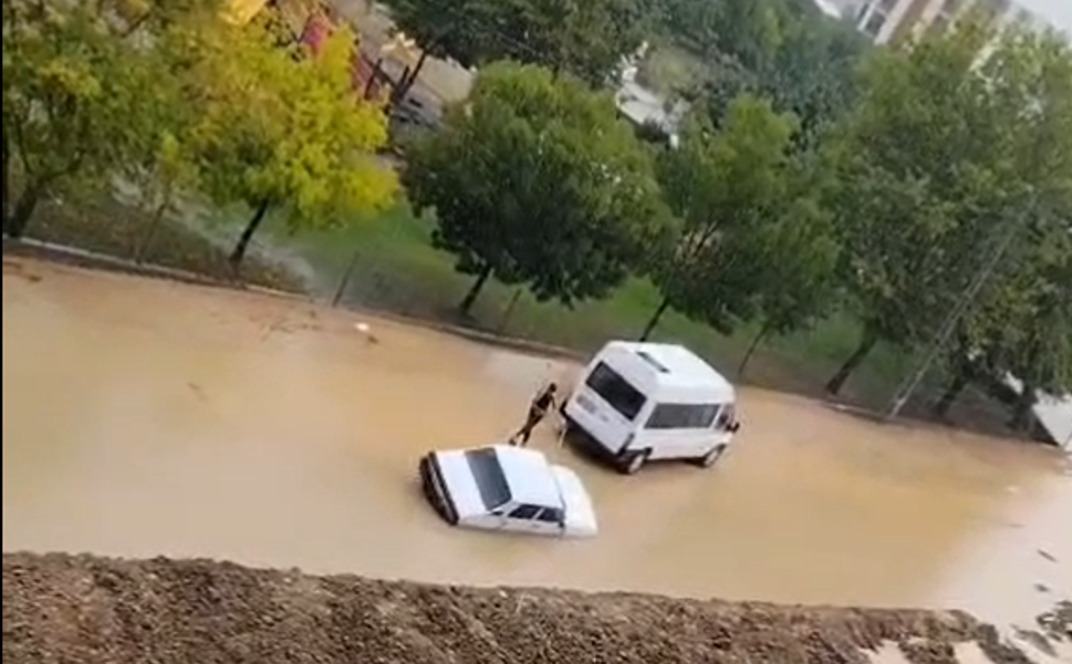 Adana’da Yağmur Sonrası Sokaklar Göle Döndü, Otomobil Suyun İçinde Mahsur Kaldı