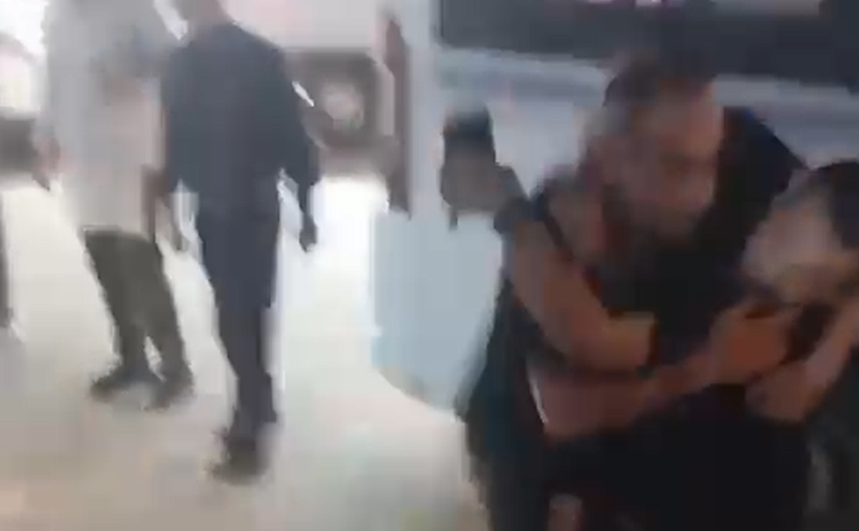 Adana’da Dolmuşta "Gürültülü Konuşma" Kavgası: Şoför ile Yolcu Yumruk Yumruğa Geldi