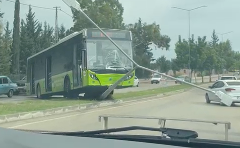 Sarıçam'da Belediye Otobüsü Refüje Çıktı