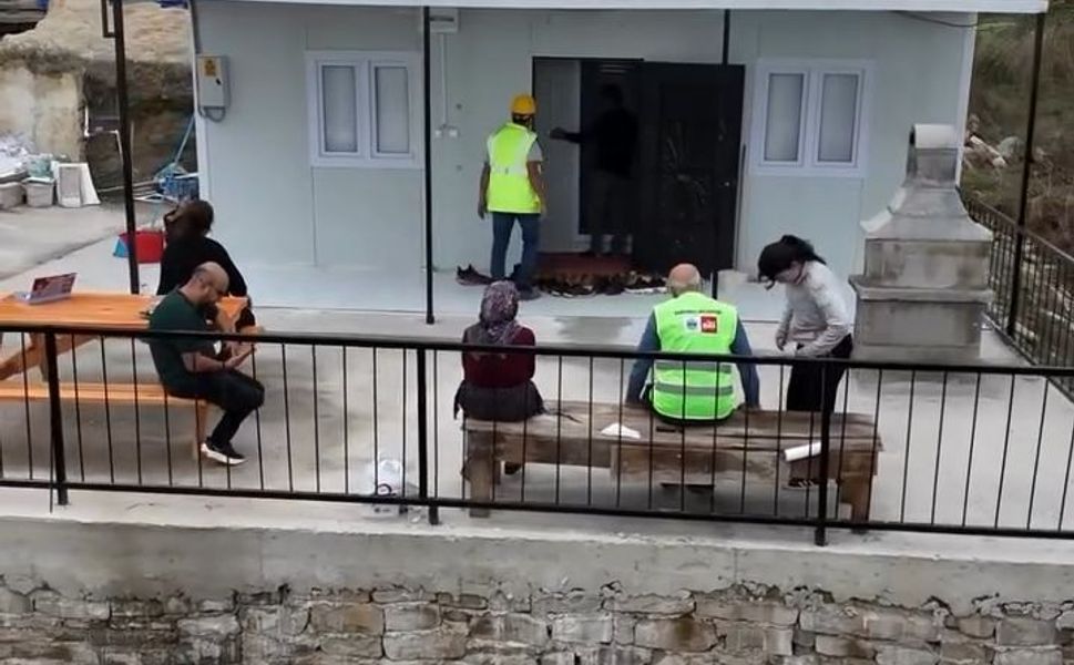 Karaisalı Belediye Başkanı Şimşek’ten Örnek Hareket: Burhan Amca Yeni Evine Kavuştu