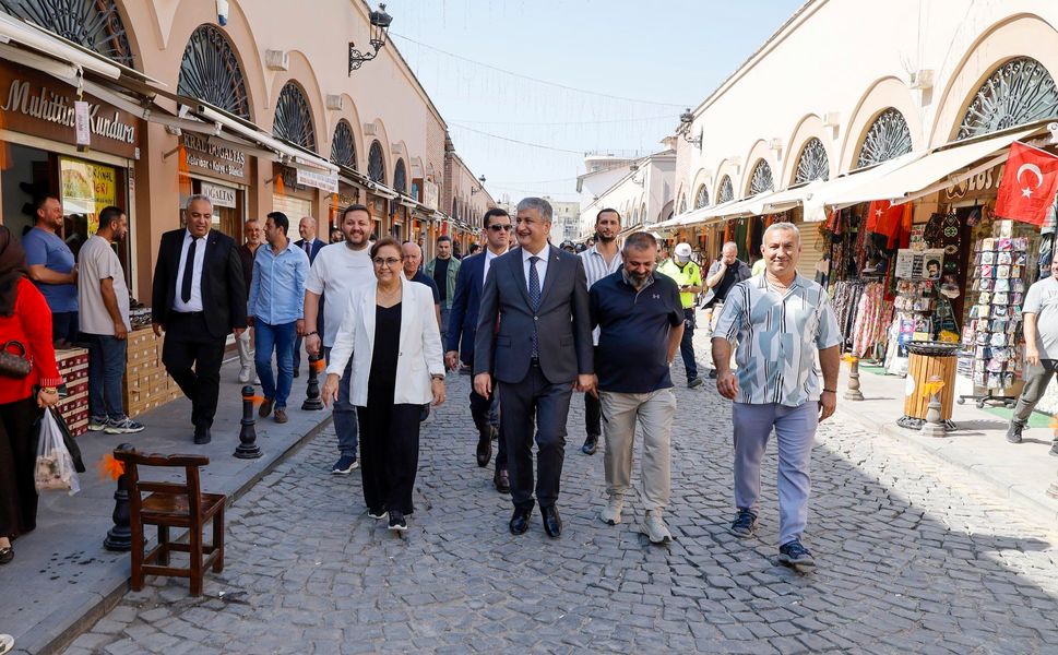 Adana’nın Tarihi Ve Ticari Kalbinde Değişim! Esnafla Bir Araya Gelindi