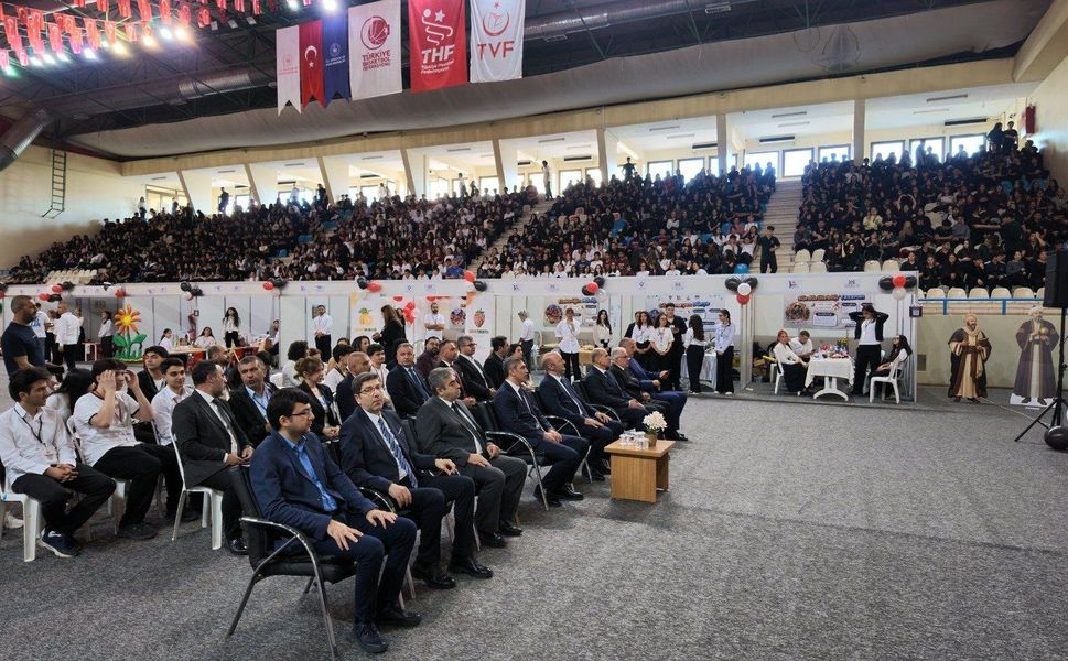 Adana’da Bilim Şenliği: Öğrenciler 32 Farklı Atölyede Bilimi Keşfetti