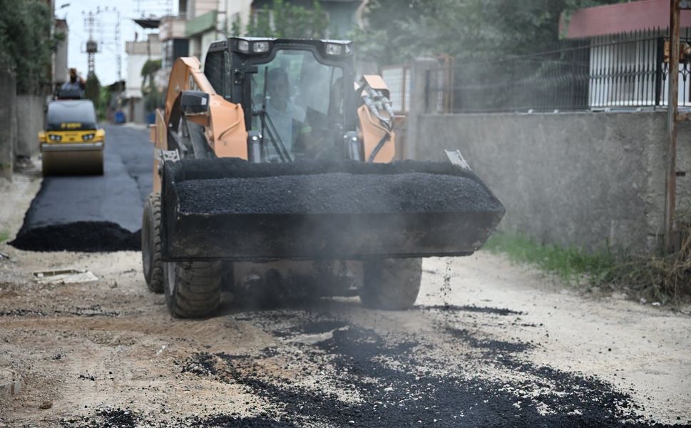 Seyhan’da Asfalt Seferberliği Hız Kesmiyor: Yollar Daha Modern ve Güvenli Hale Geliyor