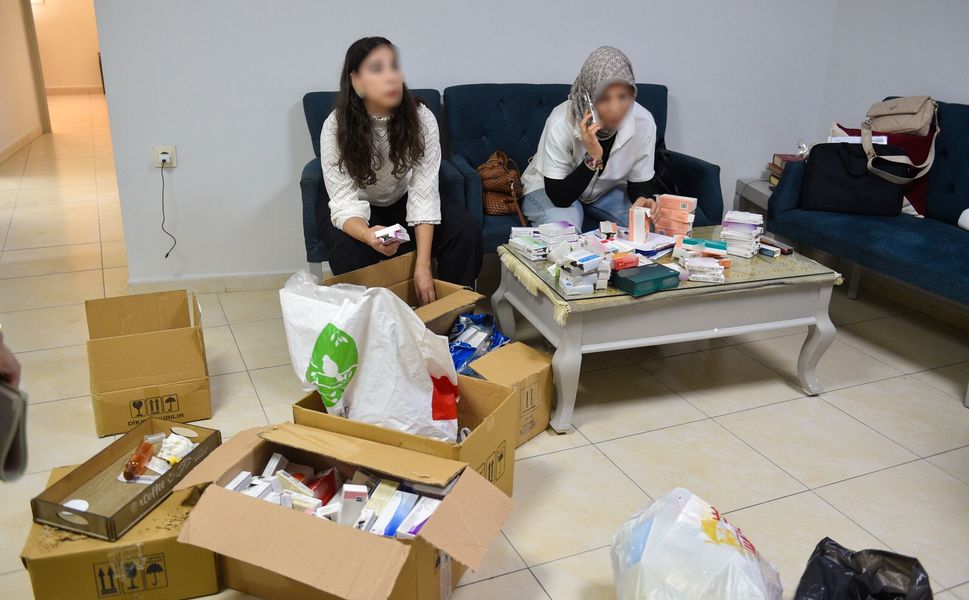 Adana’da İş Yerine Baskın! Kilitli İki Odada Yüzlerce İlaç Bulundu